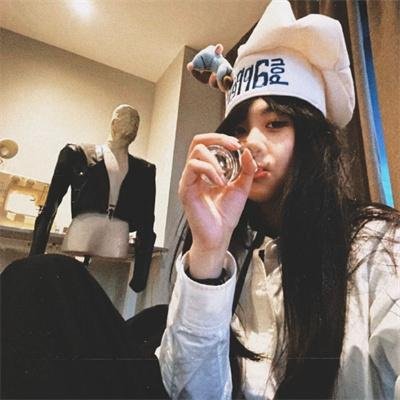 他从夜色深处来